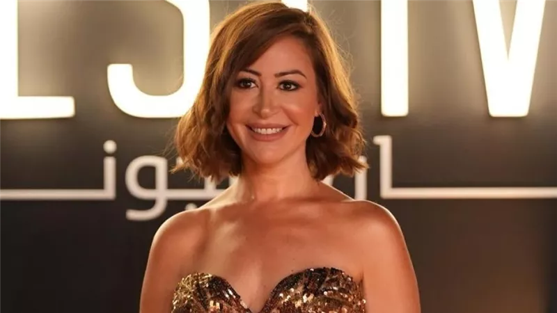 منة شلبي تهدي تكريمها لوالدتها زيزي مصطفى في مهرجان الجونة السينمائي