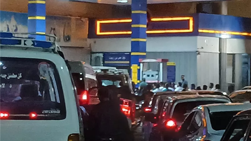 قبل تطبيق زيادة البنزين والسولار غدًا الجمعة.. زحام على محطات الوقود بالأقصر