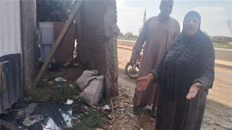 عاملين خزانات في البيوت.. أهالي عزبة علية هانم بالقليوبية يستغيثون من الصرف
