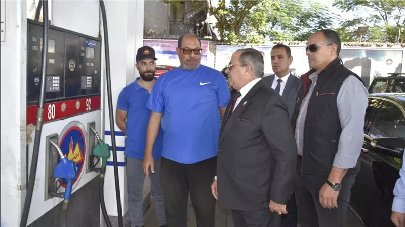 محافظ بورسعيد يتابع ميدانيًا انتظام العمل بمحطات الوقود والميناء البري
