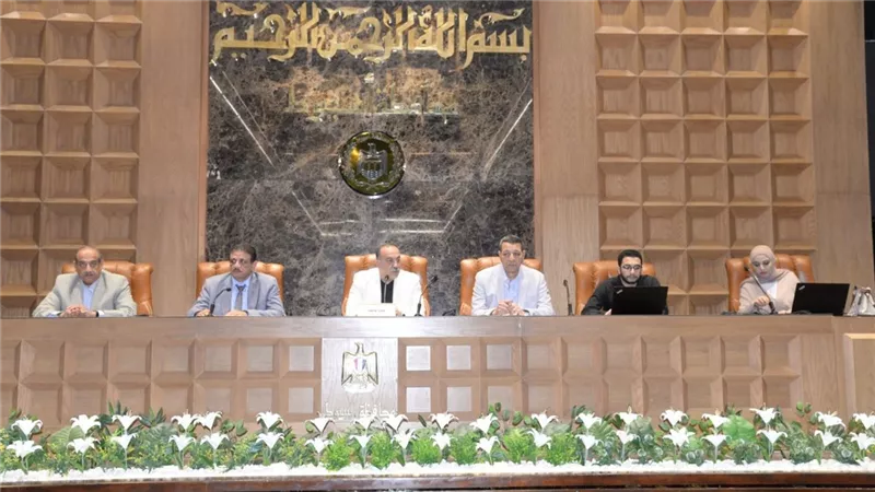 محافظ أسيوط يتابع تنفيذ مشروعات حياة كريمة مع مسئولي الشركات والمرافق