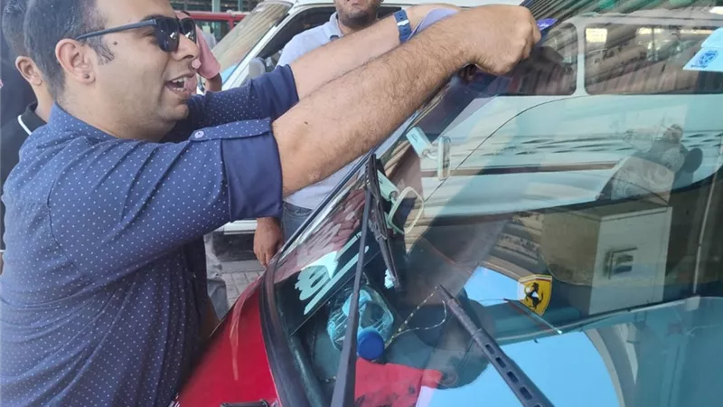وضع ملصقات بالتعريفه الجديدة علي سيارات الأجرة بالإسكندرية  