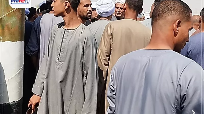 في جنازة عسكرية.. أهالي 