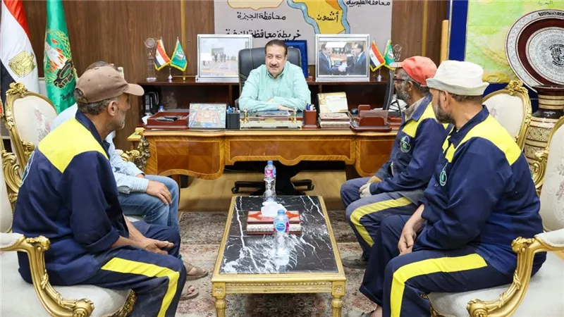 محافظ المنوفية يلتقي عمال النظافة ويقرر صرف مكافآت مالية وعينية