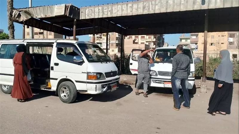لمنع استغلال المواطنين.. حملات رقابية على مواقف دمياط لمتابعة التزام السائقين