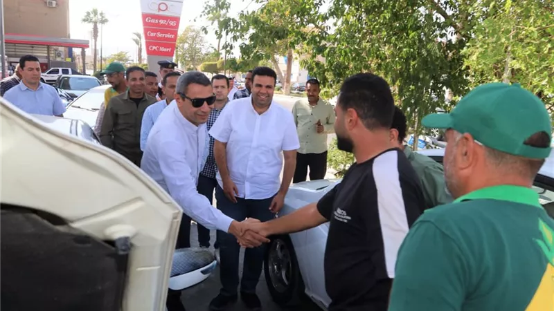 محافظ السويس يتفقد محطات الوقود ويشدد على التزام السائقين بالتعريفة الجديدة