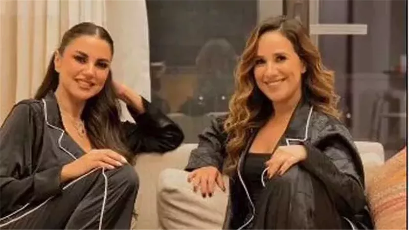 بالبيجامة.. شيري عادل ودرة في جلسة تصوير على هامش الجونة السينمائي 2025