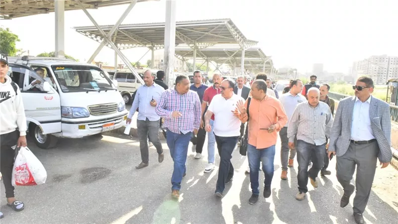 محافظ أسيوط يتفقد المواقف ومحطات الوقود لمتابعة تطبيق التعريفة الجديدة