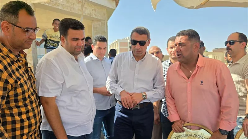محافظ السويس يتفقد معرض بيع الأسماك ضمن ختام مهرجان صيد الأسماك الأول
