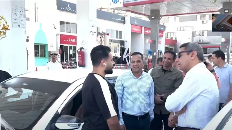 محافظ السويس: لا شكاوى أو زحام بمحطات الوقود.. وفرق ميدانية لضبط الأسعار