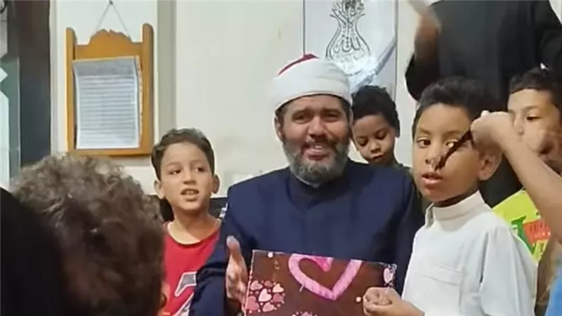 إمام مسجد بالأقصر يكرم الأطفال بهدايا لتشجيع حفظ القرآن والقيم الدينية