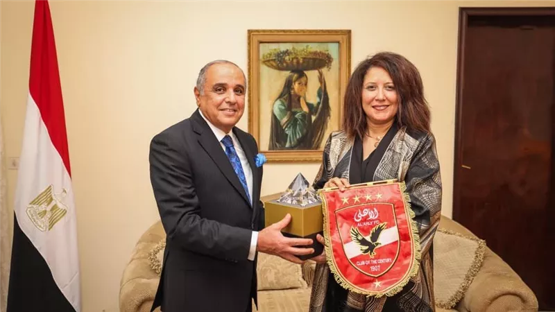بعثة الأهلي تلبي دعوة السفيرة المصرية ببوروندي.. وشوقي يهديها درع وعلم النادي