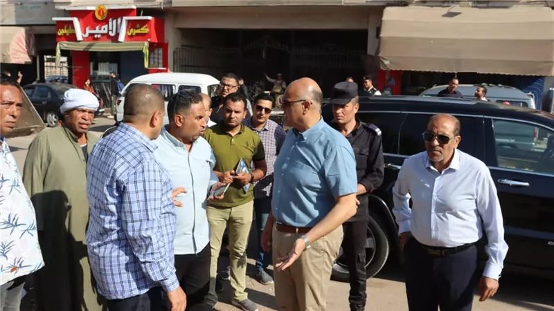 محافظ القليوبية يقود حملة لازالة الاشغالات والتعديات أمام موقف بنها العمومى