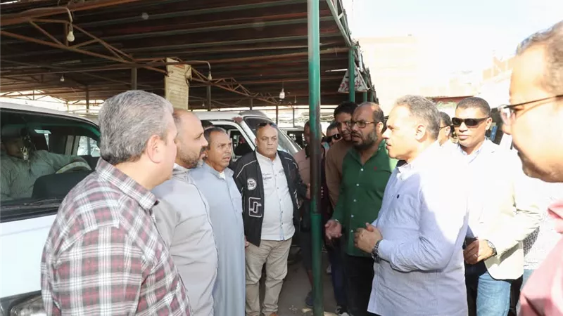 محافظ الشرقية يتفقد مواقف سيارات الأجرة العمومية بمركزي منيا القمح والزقازيق