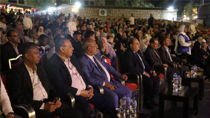 بحضور جماهيري كبير.. فرق الفنون الشعبية تتألق في افتتاح مهرجان تعامد الشمس 