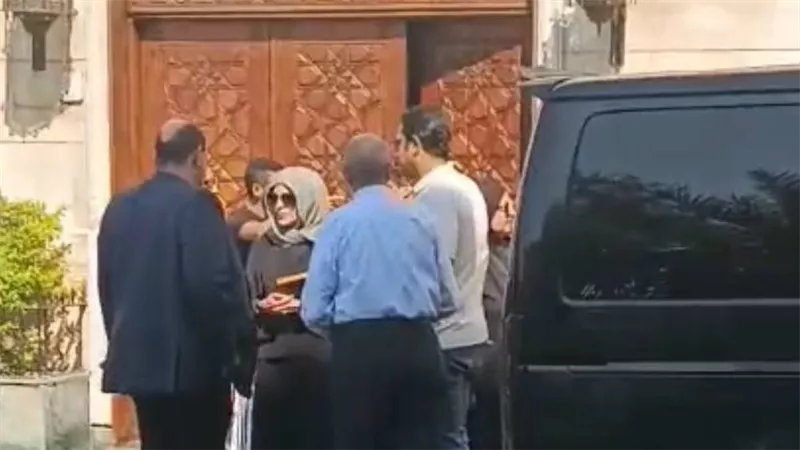 القلوب تدمع.. انهيار الدكتورة هالة زايد اثناء تشييع جنازة والدتها 
