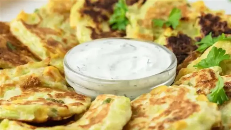ابدئي يومك بفطور صحي: فطائر الذرة والكوسا النباتية الطرية واللذيذة  