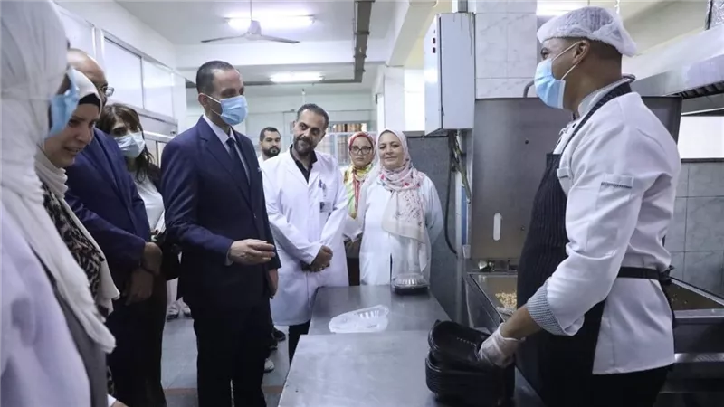 نائب وزير الصحة يجري جولة مفاجئة للمعامل المركزية ومستشفى المنيرة العام
