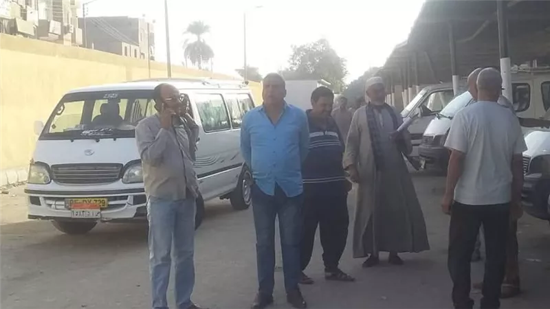 محلى دشنا: يتفقد مواقف السيارات ومحطات الوقود لضمان سير العمل |صور