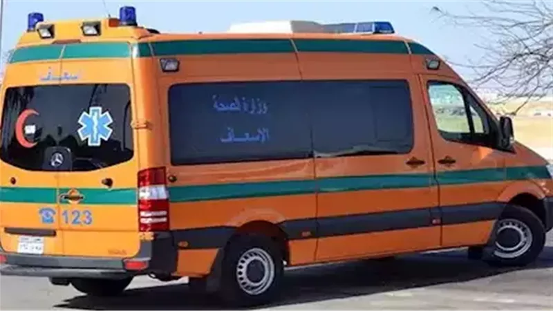 إصابة 5 أشخاص في حادث تصادم سيارة أجرة بسور مبنى في حدائق القبة