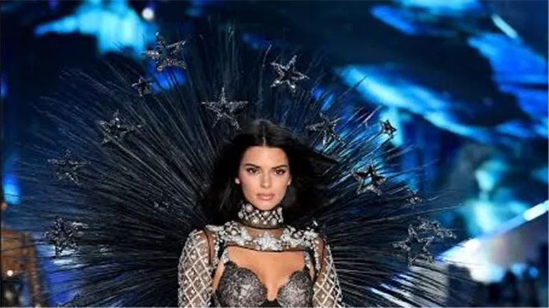 ما هو سر غياب كيندال جينر عن عرض أزياء فيكتوريا سيكريت 2025؟