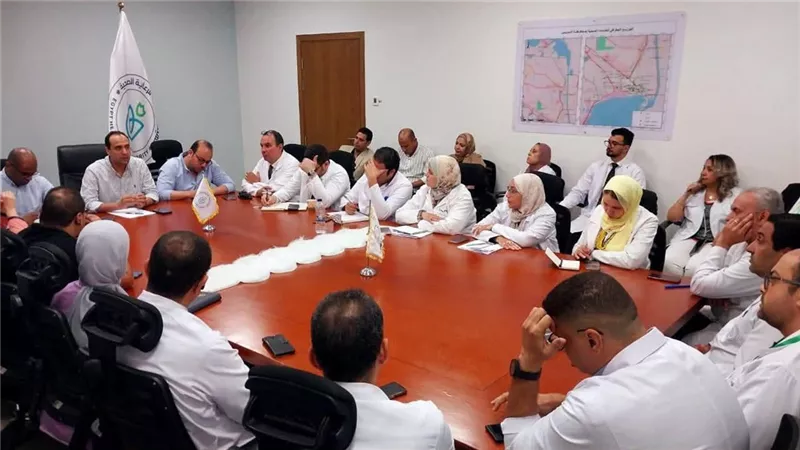 مدير الرعاية الصحية بالسويس يجتمع مع قيادات والعاملين بمستشفيات الهيئة