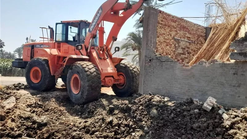 محافظ الغربية يراقب الموجة 27 للإزالات لحظة بلحظة من غرفة التحكم الذكية  