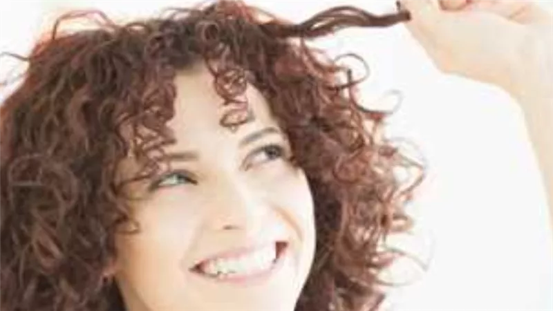 زيوت طبيعية تجعل شعرك الكيرلي أكثر حيوية ولمعان.. تعرفي عليها 