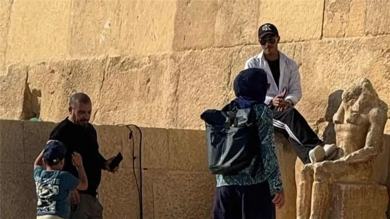 متداول: صور لزائرين يتعدون على تمثال في منطقة أثرية.. أين الوزارة؟