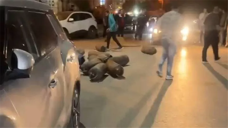 دون إصابات.. انقلاب سيارة نقل أنابيب بشارع السعادة بزهراء المعادي