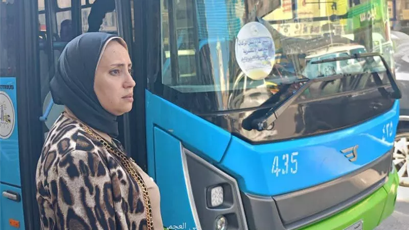 لحل أزمة المواصلات.. رئيس حي العجمي يتابع الدفع بأتوبيسات جديدة