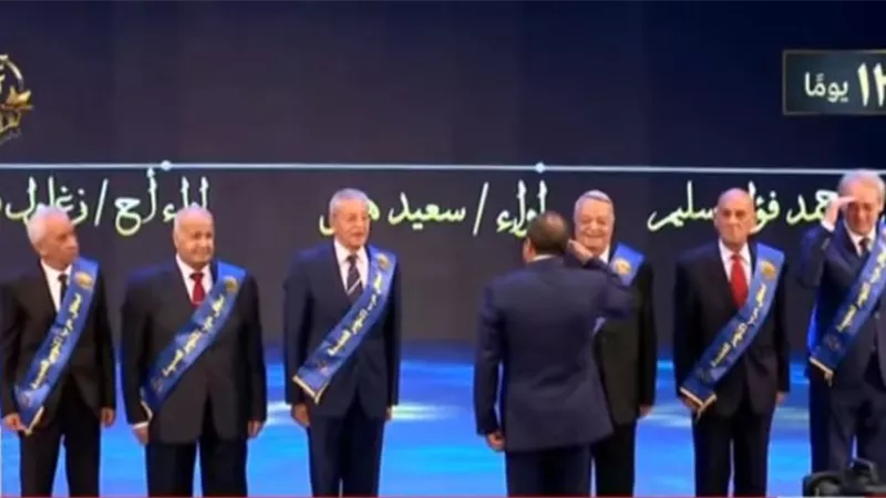 الرئيس السيسي يقدم التحية العسكرية لأبطال حرب أكتوبر خلال الندوة التثقيفية 