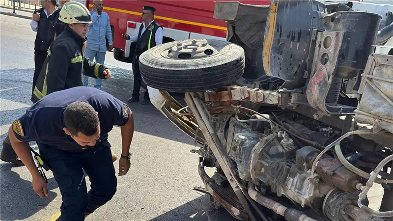 انقلاب سيارة نقل محملة بمخلفات بناء بمحور شينزو آبي بمدينة نصر