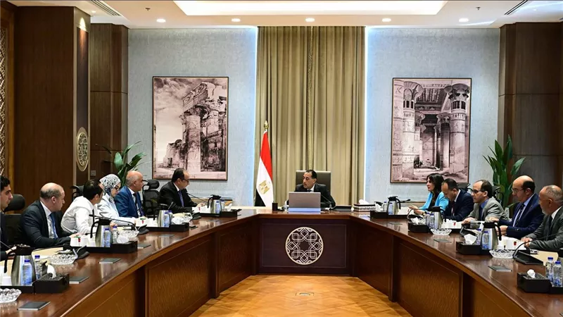 رئيس الوزراء ووزير الأعمال يبحثان فرص الاستثمار في السياحة والتشييد