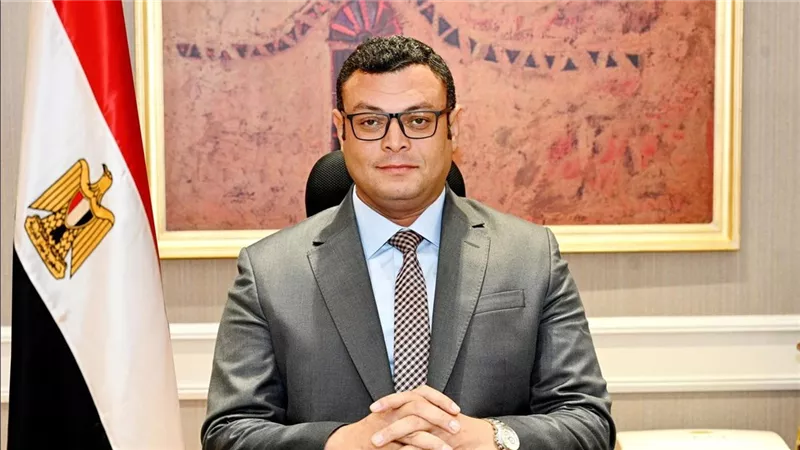 وزير الإسكان يُسلم عددا من عقود وحدات المبادرة الرئاسية 