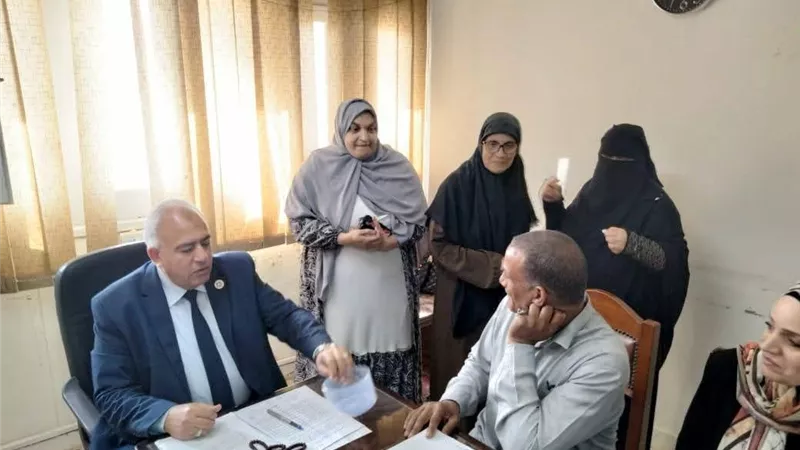 لجنة برئاسة السكرتير العام المساعد تسكن الأسر الأولى بالرعاية بعزبة البرج