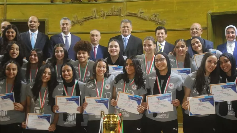 وزير الرياضة يكرم بطلات أفريقيا لكرة اليد ويعدهم بمكافأة مجزية