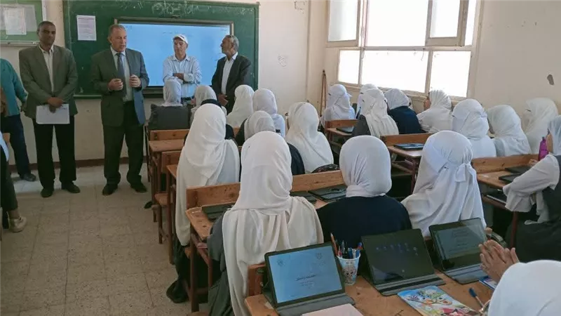 وكيل التعليم بأسيوط يتابع حصص الدراسة وسجلات الحضور في مدارس منفلوط