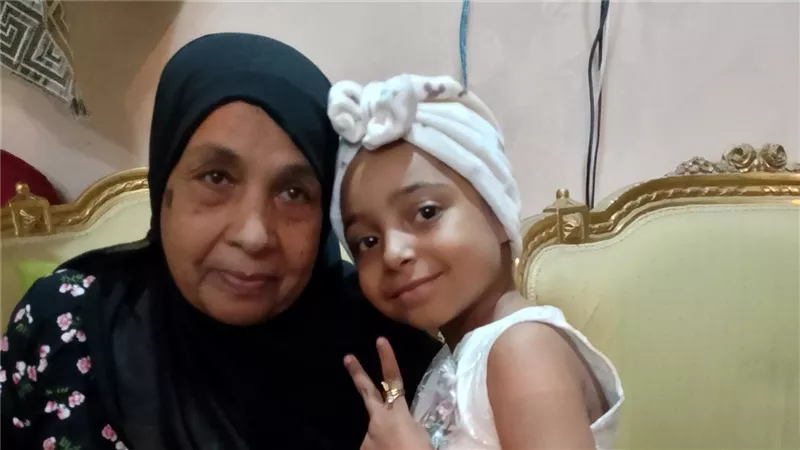 ليلى... طفلة من شبين القناطر تهزم السرطان بابتسامتها وتحلم أن تعالج المرضى