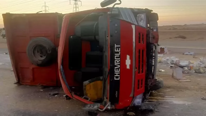 إصابة 4 أشخاص في حادث تصادم بين سيارتين على طريق العين السخنة 