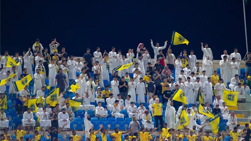 التعاون يزاحم النصر على الصدارة ويكتسح ضمك بسداسية في دوري روشن