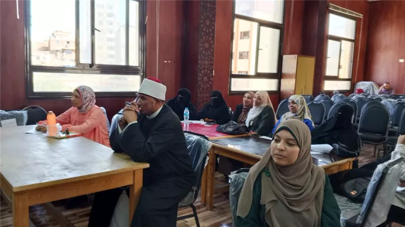 رئيس أزهرية السويس  يتابع تدريب معلمي العلوم على المنهج الجديد للصف الإعدادي