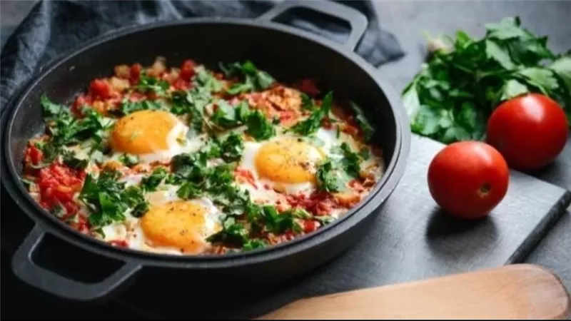 وجبة الحمص بالبيض والسلطة البلدي.. فطور صحي ومشبع بطعم رائع 