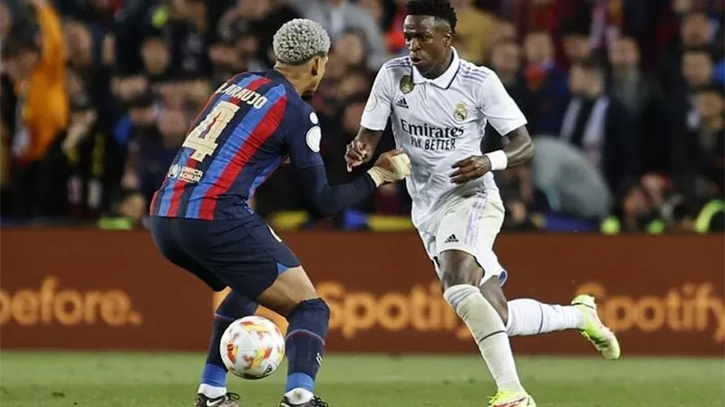 قبل مواجهة تشافي ألونسو.. برسا فليك يكتسح ريال مدريد