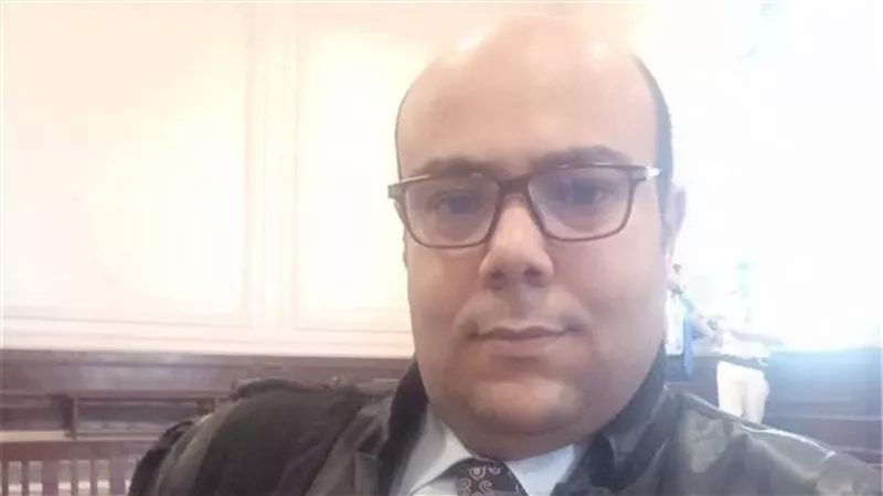 مأساة في الإسكندرية.. وفاة محامٍ أثناء نقل ابنه المصاب للمستشفى والابن يلحق به