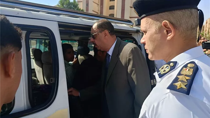 للتأكد من الالتزام بالتعريفة الجديدة.. محافظ سوهاج يتفقد مواقف سيارات الأجرة