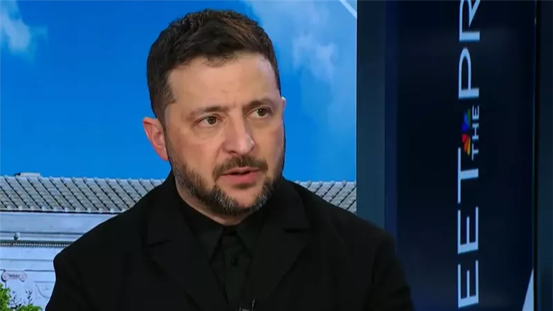 فولوديمير زيلينسكي يتفقد مواقع عسكرية أوكرانية.. ويؤكد: نواصل القتال 