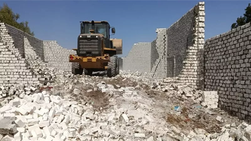 الوحدة المحلية بقنا تنفذ إزالة حالة تعدى على أرض زراعية في قرية دندرة