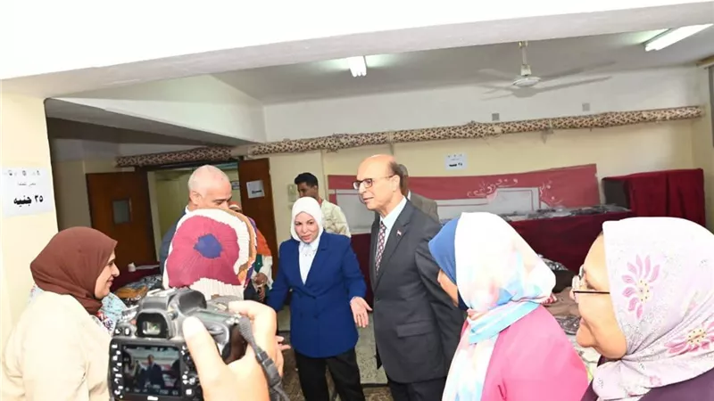 رئيس جامعة أسيوط يفتتح المعرض الخيري الـ26 للملابس الجاهزة بكلية التمريض