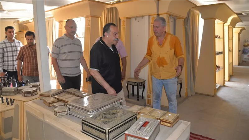 محافظ أسيوط يتفقد المعرض الدائم للحرف اليدوية ويشيد بجودة المنتجات
